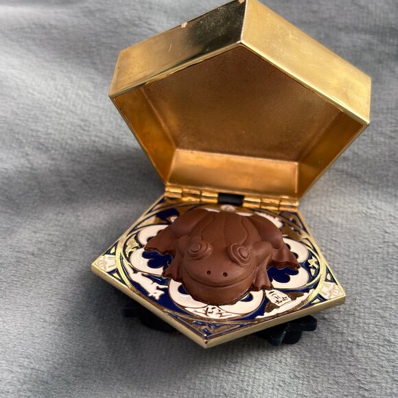 Wizarding World of Harry Potter Chocolate Frog Hinged Pin - Picture 2 of 5